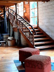 une pièce avec un escalier avec un banc et un tabouret dans l'établissement Refugio Kallfuko, a great space with nature, à Valdivia