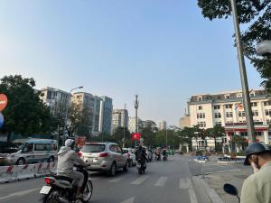 un gruppo di persone che cavalcano motociclette lungo una strada di città di Hoà Bình 505TK21 a Hanoi
