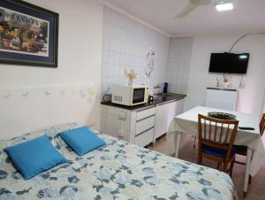 een kamer met een bed en een keuken met een magnetron bij Remanso Cochera opcional in Bahía Blanca +16 foto's