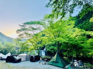 Naturlandskabet i nærheden af campingpladsen