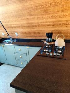 una cucina con bancone e lampada di Village Hakuna a Balneário Gaivotas