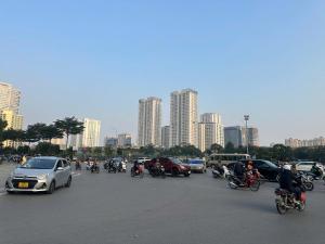 河内Quảng Ninh 501DM的一群人骑摩托车在停车场