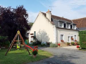 een huis met een schommel in de tuin bij Charmante maison de campagne près de Tours avec jardin et vélos - FR-1-381-97 in Beaumont-la-Ronce