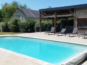 Swimmingpoolen hos eller tæt på Gîte avec piscine chauffée, spa, jardin clos - FR-1-381-286