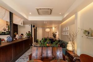 una hall di un hotel con un bar di Nap Old Town a Bangkok Altre 46 foto