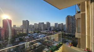 圣地亚哥Atardecer Santiago的阳台享有城市天际线的景致。