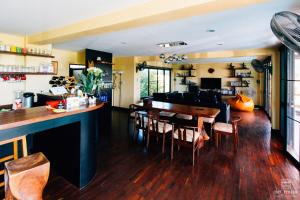 a kitchen and dining room with a table and chairs at Sethachan Poolvilla Khaoyai in Ban Rai Khlong Sai