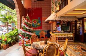 ein Esszimmer mit einem Tisch und Stühlen in einem Restaurant in der Unterkunft Seahorse Signature Danang Hotel by Haviland in Đà Nẵng