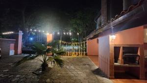 een binnenplaats van een gebouw met een hek 's nachts bij Posada del Sol in Ituzaingó +6 foto's