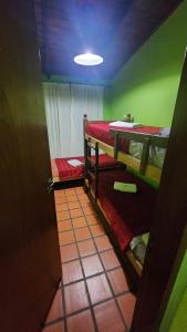 een kamer met 2 stapelbedden en een wastafel bij Posada del Sol in Ituzaingó