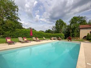 Bazén v ubytování Gîte spacieux avec piscine et animaux acceptés pour 15 personnes - FR-1-496-265 nebo v jeho okolí