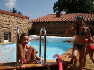 Hồ bơi trong/gần Gîte en Pierre avec Piscine Privée et Terrasse Couverte - FR-1-496-202