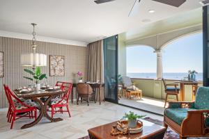 een woonkamer met een tafel en stoelen bij Lahaina Shores PH3 in Wainee