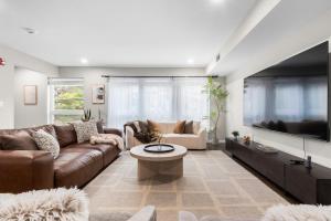 Et opholdsområde på Spacious Loft King Bed Chefs Kitchen Near NYC