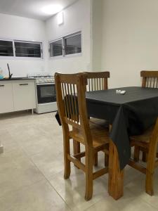 una cucina con tavolo e tovaglia nera. di Quintas Baradero a Baradero Altre 2 foto