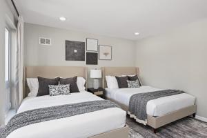 En eller flere senge i et værelse på Spacious Loft King Bed Chefs Kitchen Near NYC + 130 billeder