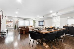 Et opholdsområde på Spacious Loft King Bed Chefs Kitchen Near NYC