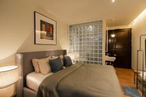 una camera con letto e parete piastrellata di Nap Old Town a Bangkok