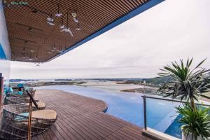 a balcony with a view of a swimming pool at A LA CARTE Hạ Long Bay View biển tầng cao in Ha Long