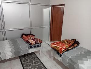 een kamer met twee bedden in een kamer bij Surya Vinayak Homestay in Ghātsīla