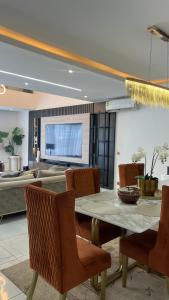 Et opholdsområde på Goosebumps Luxury Homes & Apt