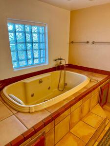 eine große Badewanne im Bad mit Fenster in der Unterkunft Canyon Lake House with Lake View in Canyon Lake + 30 Fotos