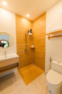 ein Badezimmer mit Dusche, Toilette und Waschbecken in der Unterkunft Yugen House - Yuma in Nong Prue
