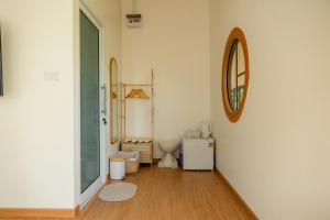 ein Zimmer mit Kühlschrank und Spiegel an der Wand in der Unterkunft Yugen House - Yuma in Nong Prue