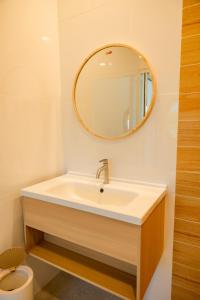 ein Badezimmer mit Waschbecken und Spiegel in der Unterkunft Yugen House - Yuma in Nong Prue