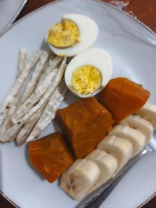 WahaLabore Homestay的鸡蛋和其他食物的盘子 更多8张照片