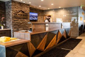 un homme debout au comptoir d'un restaurant de roche noire dans l'établissement Black Rock Mountain Resort, à Park City 121 autres photos