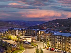 - une vue sur un bâtiment avec un parking dans l'établissement Black Rock Mountain Resort, à Park City
