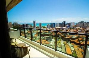 ein Balkon mit Blick auf die Stadt in der Unterkunft Apartamento 03 quartos Pajucara mcz in Maceió