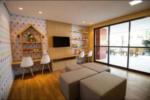 ein Wohnzimmer mit Sofa und Flachbildfernseher in der Unterkunft Apartamento 03 quartos Pajucara mcz in Maceió