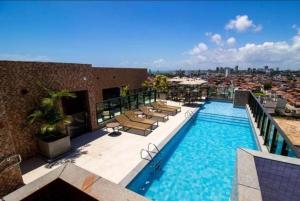 ein Schwimmbad auf dem Dach eines Gebäudes in der Unterkunft Apartamento 03 quartos Pajucara mcz in Maceió