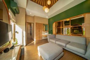 Et opholdsområde på Azula Cozy Royal 2 BR Private Pool Villa With Jacuzzi ZN432