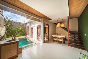 Swimmingpoolen hos eller tæt på Azula Cozy Royal 2 BR Private Pool Villa With Jacuzzi ZN432