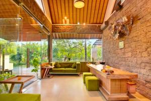 Et opholdsområde på Azula Cozy Royal 2 BR Private Pool Villa With Jacuzzi ZN432