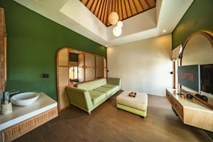 Et tv og/eller underholdning på Azula Cozy Royal 2 BR Private Pool Villa With Jacuzzi ZN432