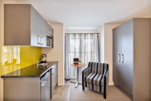 Η κουζίνα ή μικρή κουζίνα στο Alexander Inn +20 φωτογραφίες