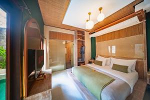 En eller flere senge i et værelse på Azula Cozy Royal 2 BR Private Pool Villa With Jacuzzi ZN432 + 15 billeder