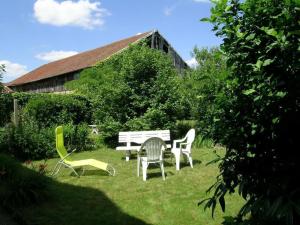 un gruppo di sedie e un tavolo in un cortile di Gîte à Saint-Ennemond avec cheminée et jardin clos - FR-1-489-11 a Saint-Ennemond