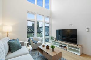 een woonkamer met een grote flatscreen-tv bij Capitol Hill Loft in Seattle