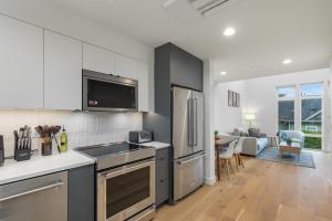 een keuken met een spoelbak en een koelkast bij Capitol Hill Loft in Seattle