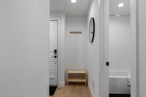 een hal met witte muren en een klok aan de muur bij Capitol Hill Loft in Seattle +31 foto's