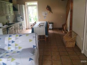 Køkken eller tekøkken på Ferme bourbonnaise rénovée avec jardin, animaux admis - FR-1-489-295
