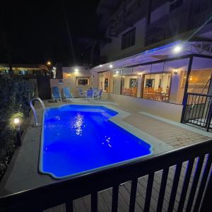 una piscina blu su un balcone di notte di Hotel La Roza e Restaurante Grill a Penha