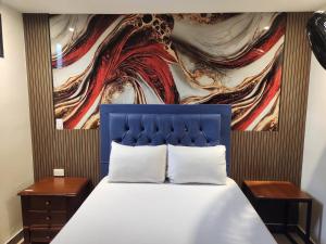 Ένα ή περισσότερα κρεβάτια σε δωμάτιο στο Hotel 50 Suites