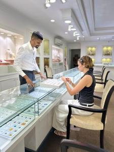 Een man en een vrouw kijken naar een vitrine in een bakkerij. bij Sigiriya Kingdom Resort in Dambulla