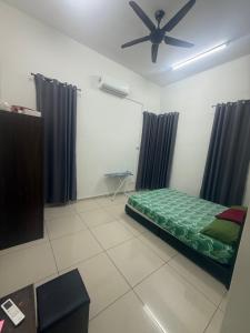 En eller flere senge i et værelse på Banglo Jasin Perdana + 1 billede